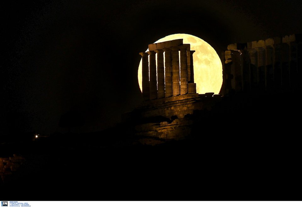 Η πανσέληνος των λουλουδιών πάνω από το Ναό του Ποσειδώνα, στο Σούνιο / Φωτογραφία: Intimenews/ΛΙΑΚΟΣ ΓΙΑΝΝΗΣ