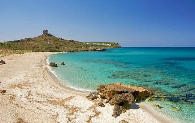 Η παραλία Is Benas στη Σαρδηνία όπου από φέτος το καλοκαίρι θα τελούνται και γάμοι γυμνιστών