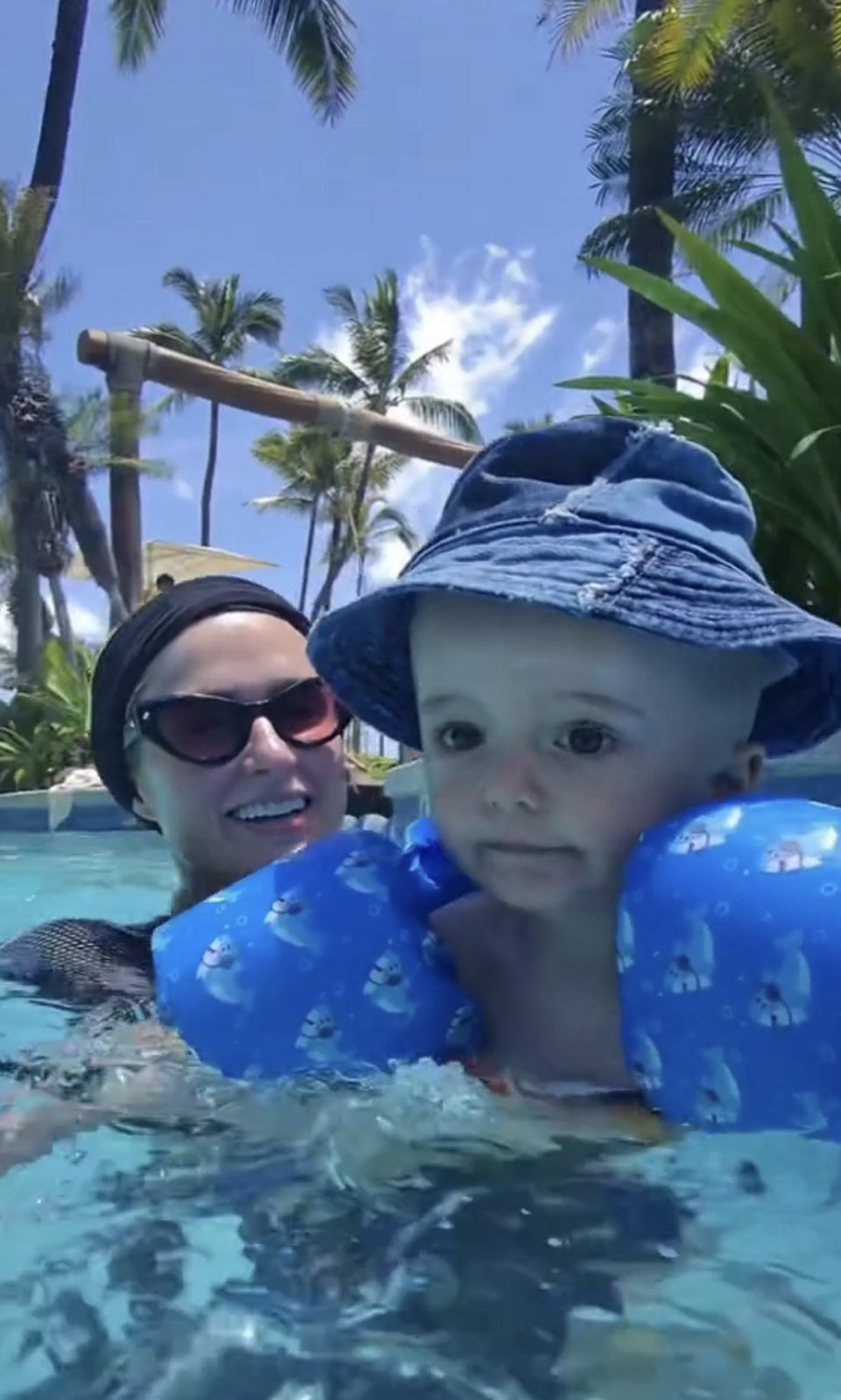 Πάρις Χίλτον κάνει μπάνιο πισίνα με τον γιο της 