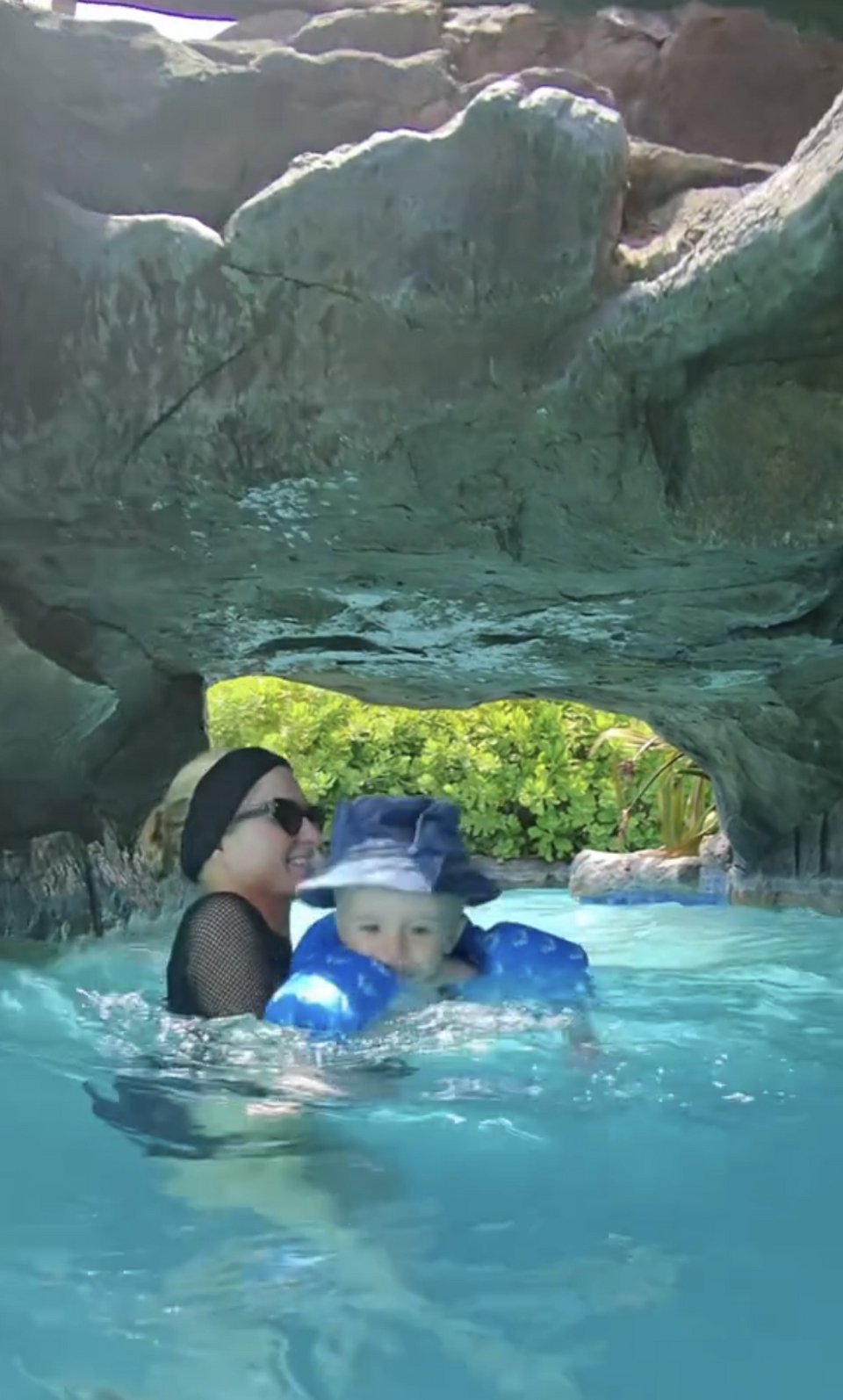 Πάρις Χίλτον κάνει μπάνιο πισίνα με τον γιο της 