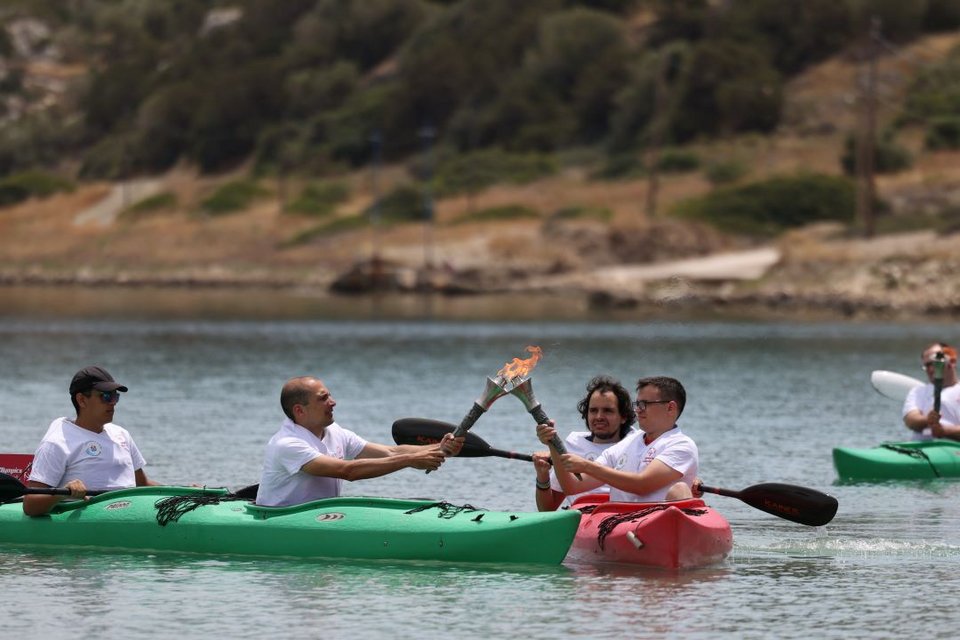 Λαμπαδηδρομία των αθλητών των Special Olympics κανόε-καγιάκ στην τελετή έναρξης των Πανελλήνιων Αγώνων / Φωτογραφία: Stelios Misinas