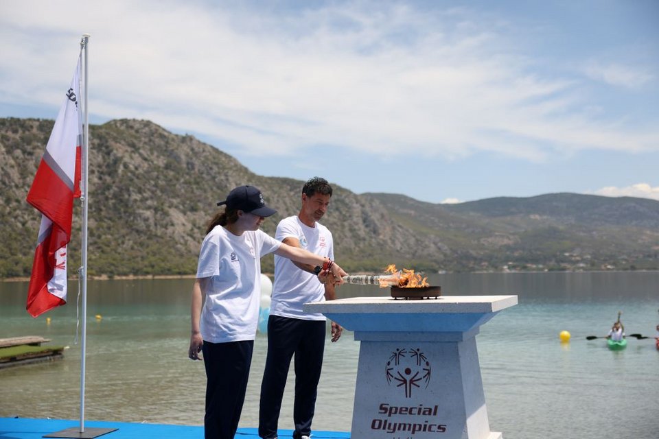 Η Αλεξάνδρα Μέγα, αθλήτρια στίβου των Special Olympics Hellas, με τον Νικόλαο Αγγελάκη, ανθυπαστυνόμο της ΕΛ.ΑΣ. και επίσημο λαμπαδηδρόμο των Special Olympics Hellas, ανάβουν στον βωμό τη φλόγα της ελπίδας / Φωτογραφία: Stelios Misinas