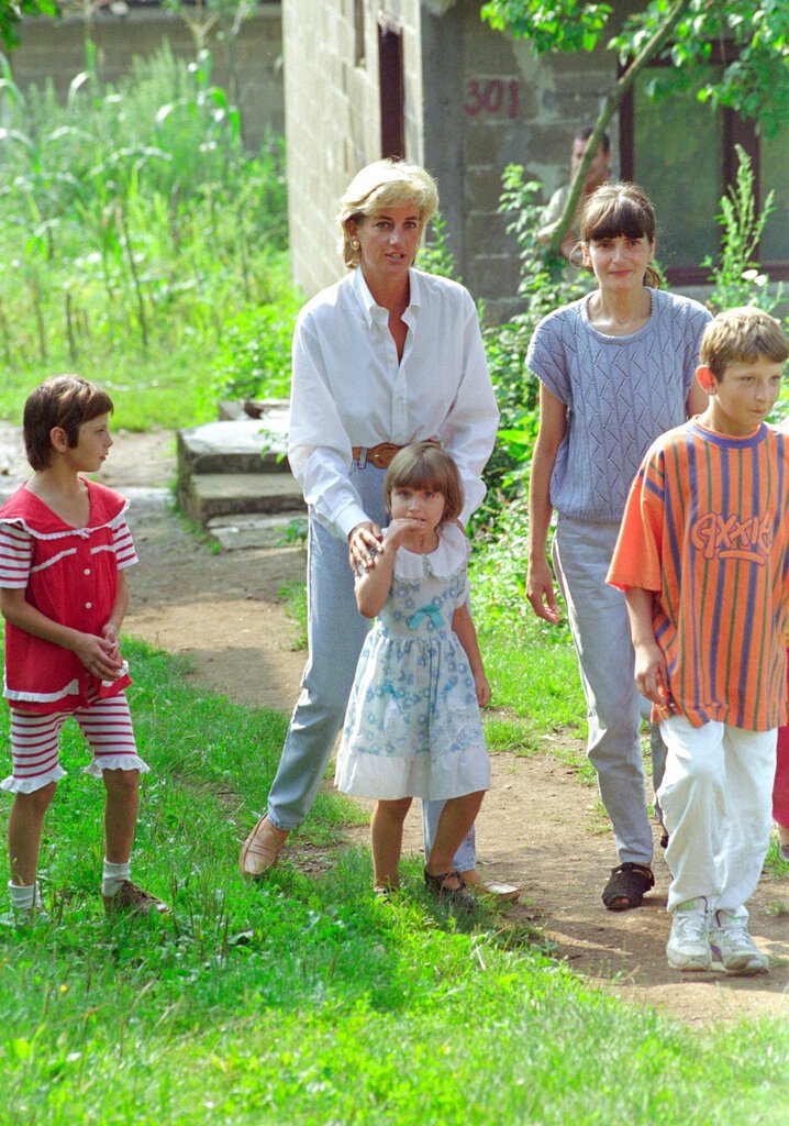 Η Νταϊάνα λάτρευε τα παιδιά. Εδώ σε στιγμιότυπο από την επίσκεψή της στη Βοσνία