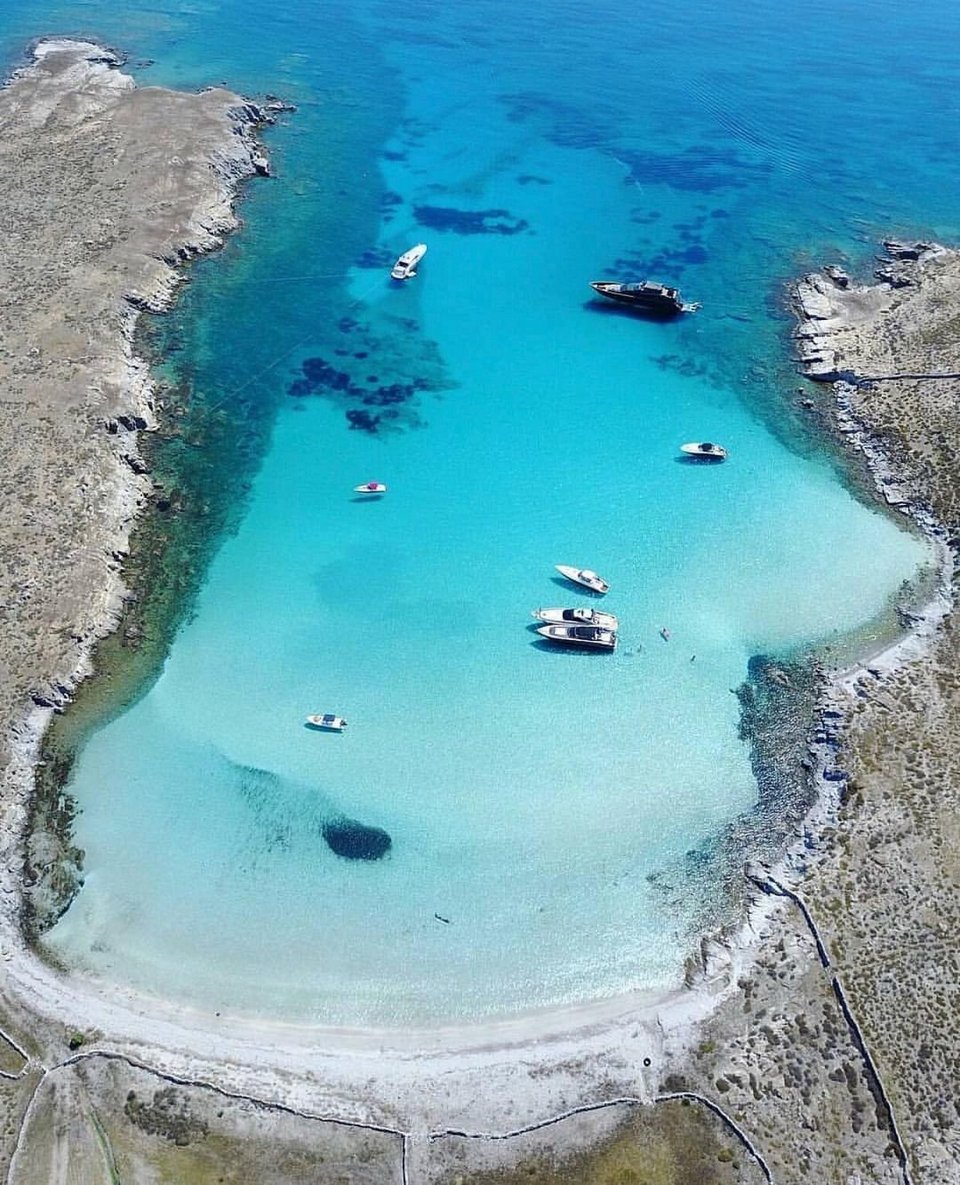 Άποψη του νησιού Ρήνεια/Φωτογραφία: Instagram/vernicosyachts