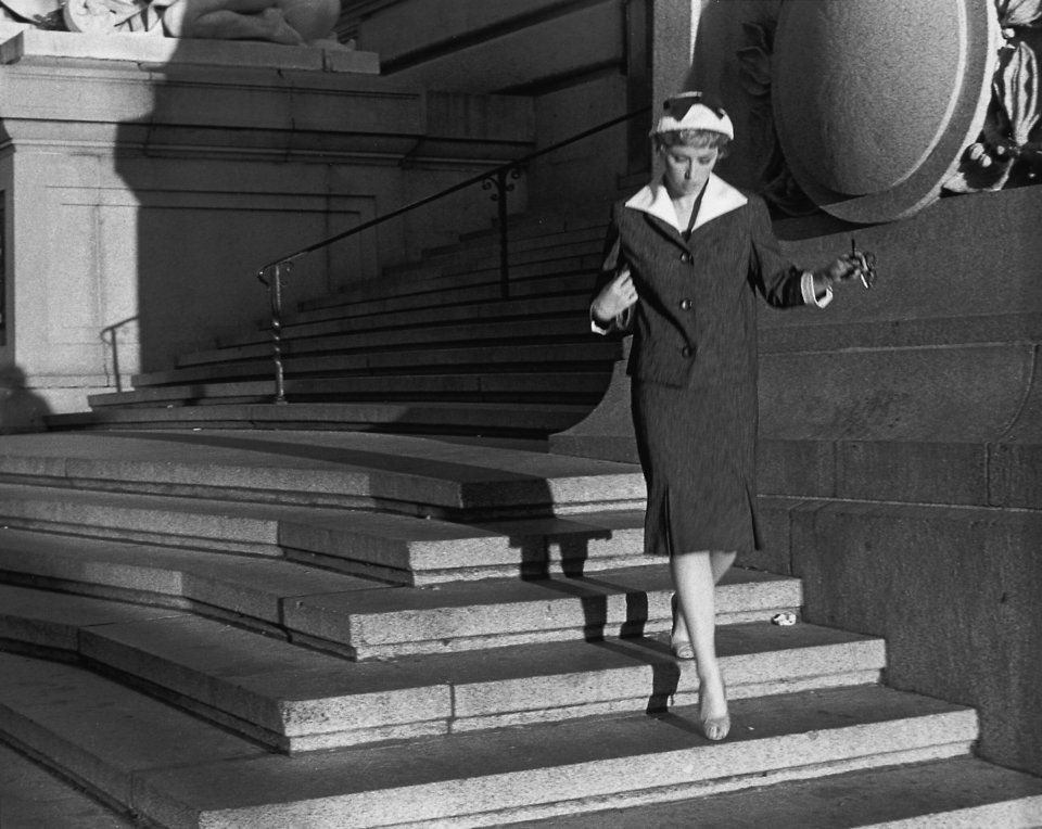 Cindy Sherman Untitled Film Still #22 1978 Εκτύπωση ζελατινο-αλογονούχου αργύρου 20,3 x 25,4 εκ. / 8 x 10 ίντσες Με την ευγενική παραχώρηση της καλλιτέχνιδας και της Hauser & Wirth © Cindy Sherman