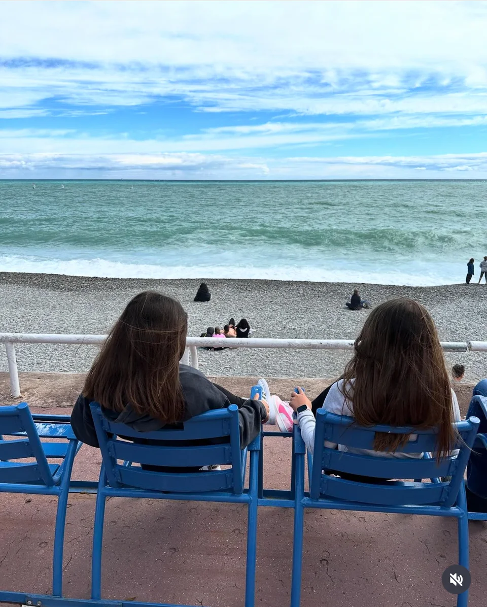 Η Σταματίνα Τσιμτσιλή και ο Θέμης Σοφός στις διακοπές τους με τα τρία τους παιδιά στη Νότια Γαλλία