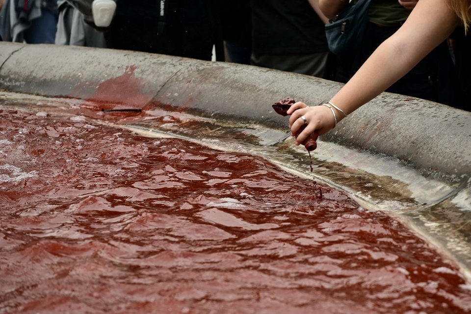 κόκκινη μπογιά στο σιντριβάνι 