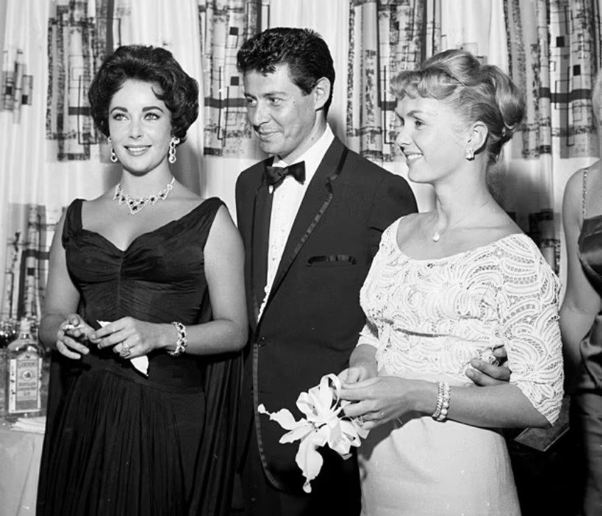 Η Elizabeth Taylor και η Debbie Reynolds εμφανίζονται με τον Eddie Fisher το 1957 στο ξενοδοχείο