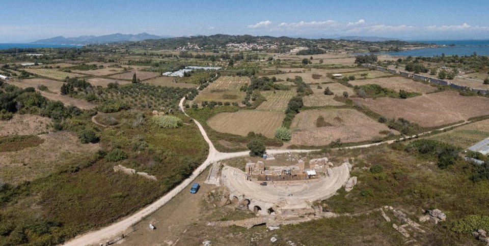 Η περιοχή στην οποία τοποθετείται η Αγορά της Νικόπολης. Σε πρώτο πλάνο το Ωδείο και αριστερά του τα κατάλοιπα του οικοδομήματος πριν την έναρξη των ανασκαφών