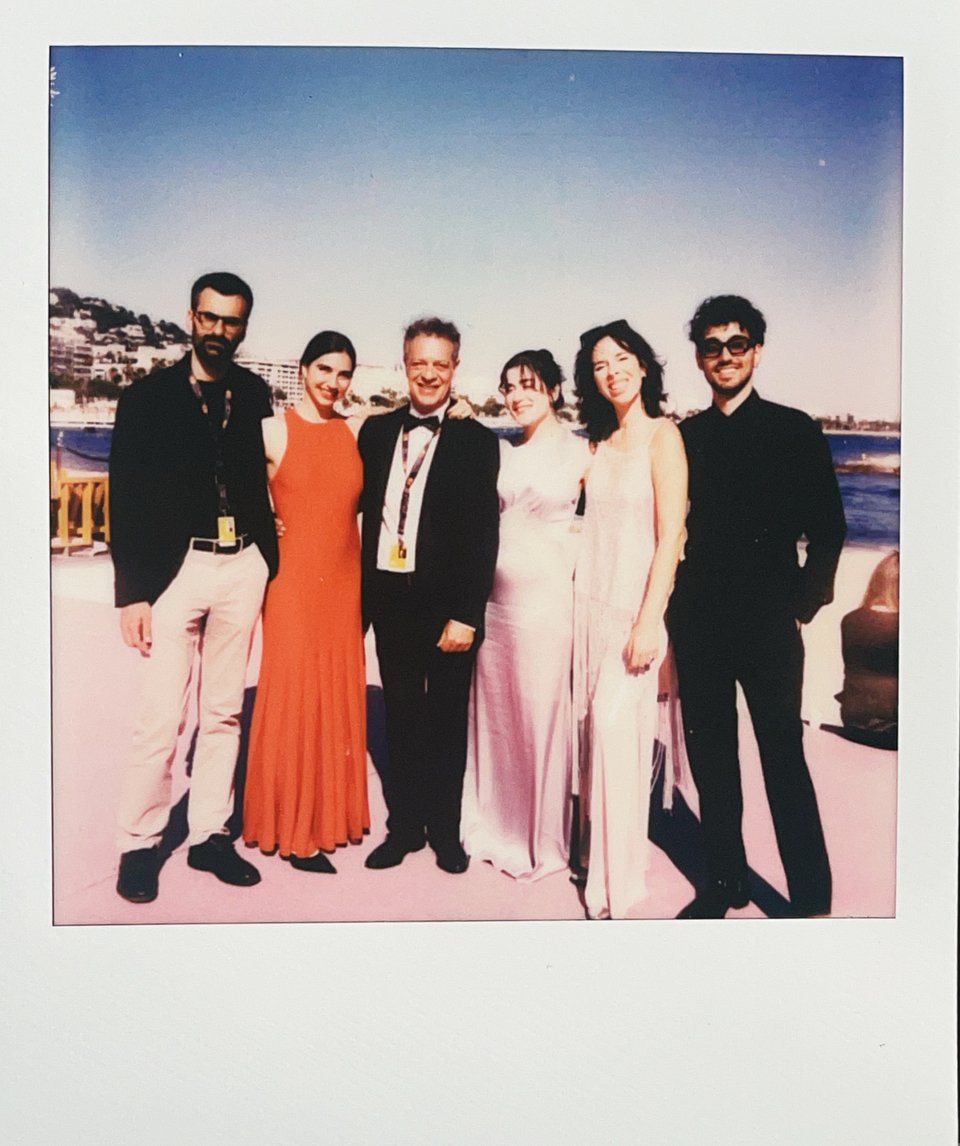 Βραβείο στις Κάννες για "Το Χάος που Άφησε Πίσω της" του Νίκου Κολιούκου. Η ομάδα ποζάρει στις Κάννες 