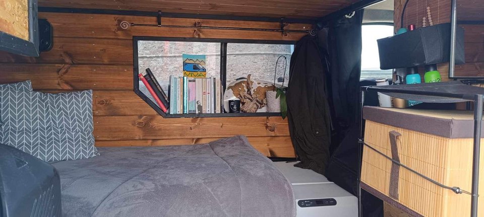 Από τη στιγμή που το αγόρασα, κυριολεκτικά άρχισα να το χτίζω εσωτερικά με ξύλο. Πλέον είναι μια μικρή πλήρως επιπλωμένη γκαρσονιέρα για μένα, σημειώνει