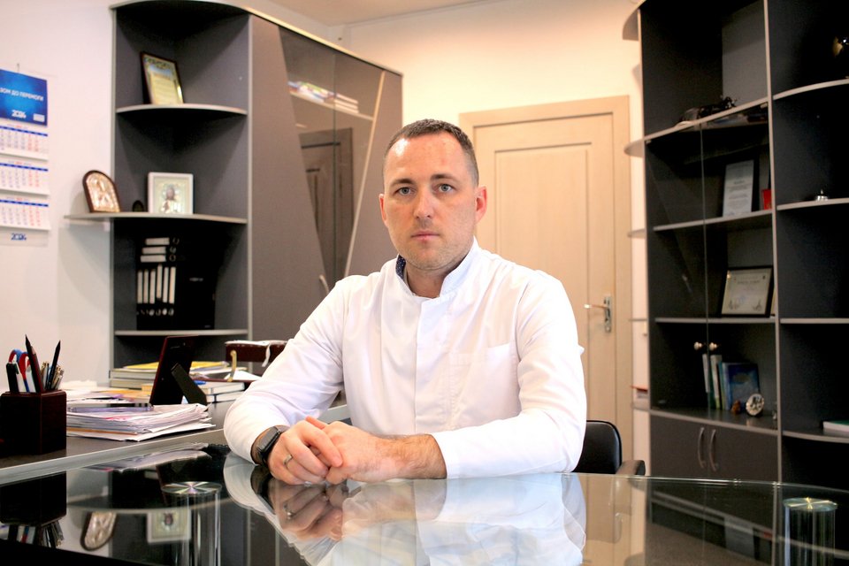 O γιατρός Ρουσλάν Βράγοβ - τελών χρέη γενικού διευθυντή της περιφερειακής κλινικής του Χαρκόβου- μαζί με τη γυναίκα του αποφάσισαν να μείνουν στην πόλη παρά τους μαζικούς βομβαρδισμούς την άνοιξη του 2022.