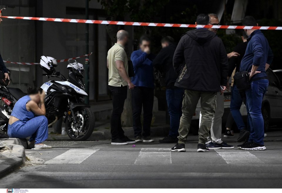 Συντετριμμένη η γυναίκα μετά τη δολοφονία / Φωτογραφία: Intimenews