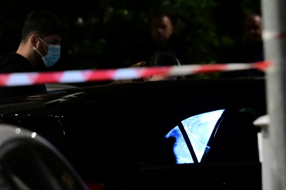 Το αυτοκίνητο του ζεύγους που γάζωσαν οι δράστες / Φωτογραφία: Intimenews