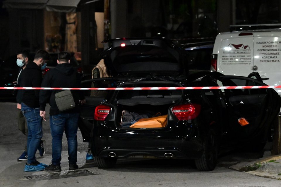 Το αυτοκίνητο του ζεύγους που γάζωσαν οι δράστες / Φωτογραφία: Intimenews