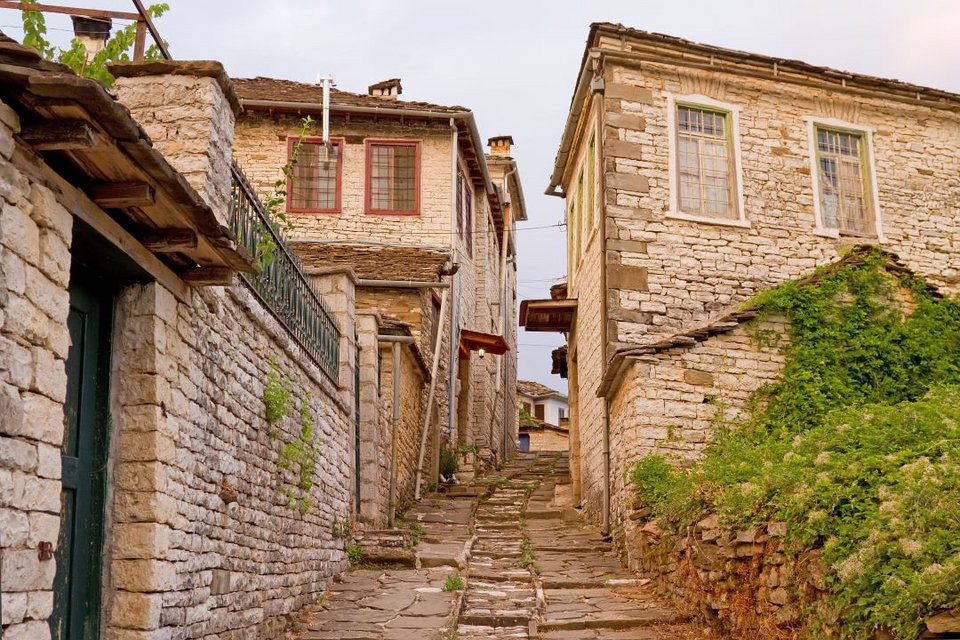 Στενά γραφικά πέτρινα καλντερίμια