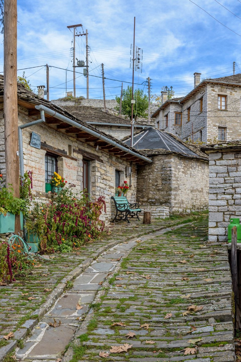 Στα γραφικά σοκάκια του χωριού