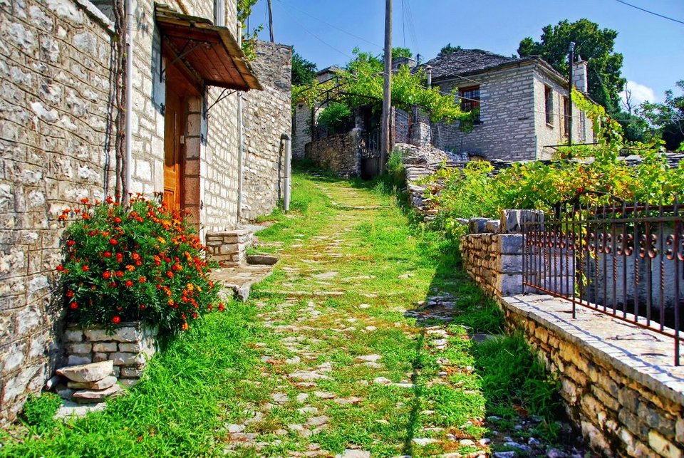 Μέσα στα λιθόστρωτα σοκάκια του χωριού