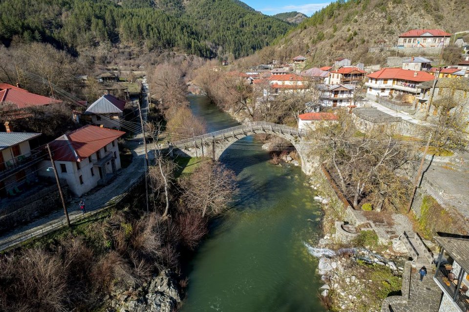 Μέσα από το χωριό περνάει ο ποταμός Άωος