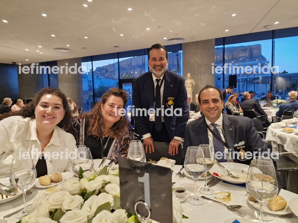 Ο δικηγόρος Γιώργος Ζαπάντης από τη Νέα Υόρκη με τον Τζωρτζ Μπόβη και η καθηγήτρια του Boston College Ελισάβετ Προδρόμου με την κόρη της, Σοφία