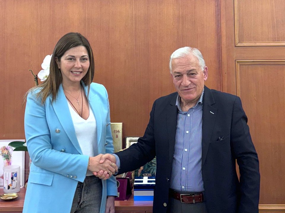 H υπουργός Κοινωνικής Συνοχής και Οικογένειας Σοφία Ζαχαράκη και ο πρόεδρος της ΚΕΔΕ και Δήμαρχος Αμπελοκήπων – Μενεμένης Λάζαρος Κυρίζογλου