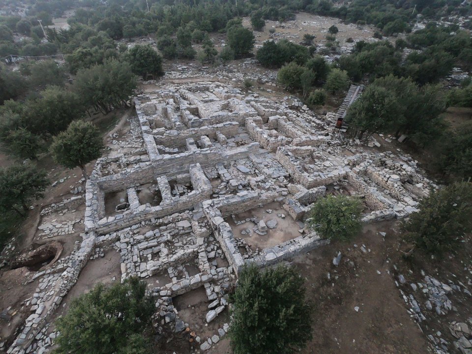 Ανακτορικό Μέγαρο, θεμελιωμένο στον φυσικό βράχο