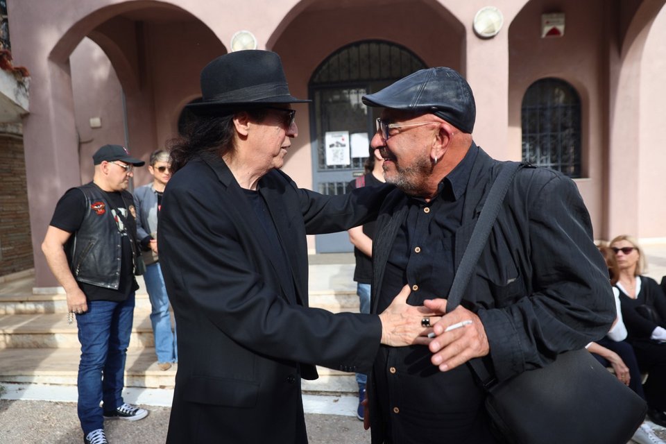 Ο Γιάννης Ζουγανέλης και ο Ηλίας Ασβεστόπουλος των 2002GR στην κηδεία του Αντώνη Τουρκογιώργη -Φωτογραφία: Eurokinissi/ΓΙΑΝΝΗΣ ΠΑΝΑΓΟΠΟΥΛΟΣ