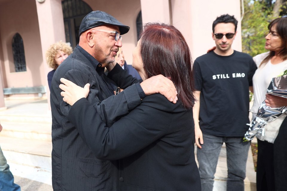 Ο Γιάννης Ζουγανέλης στην κηδεία του Αντώνη Τουρκογιώργη -Δεξιά ο γιος του εκλιπόντος, Γιάννης -Φωτογραφία: Eurokinissi/ΓΙΑΝΝΗΣ ΠΑΝΑΓΟΠΟΥΛΟΣ