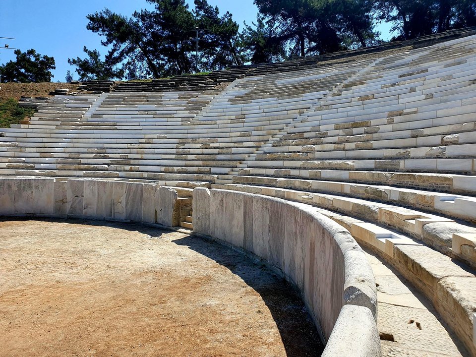 Το αρχαίο θέατρο με τα μάρμαρα της Θάσου