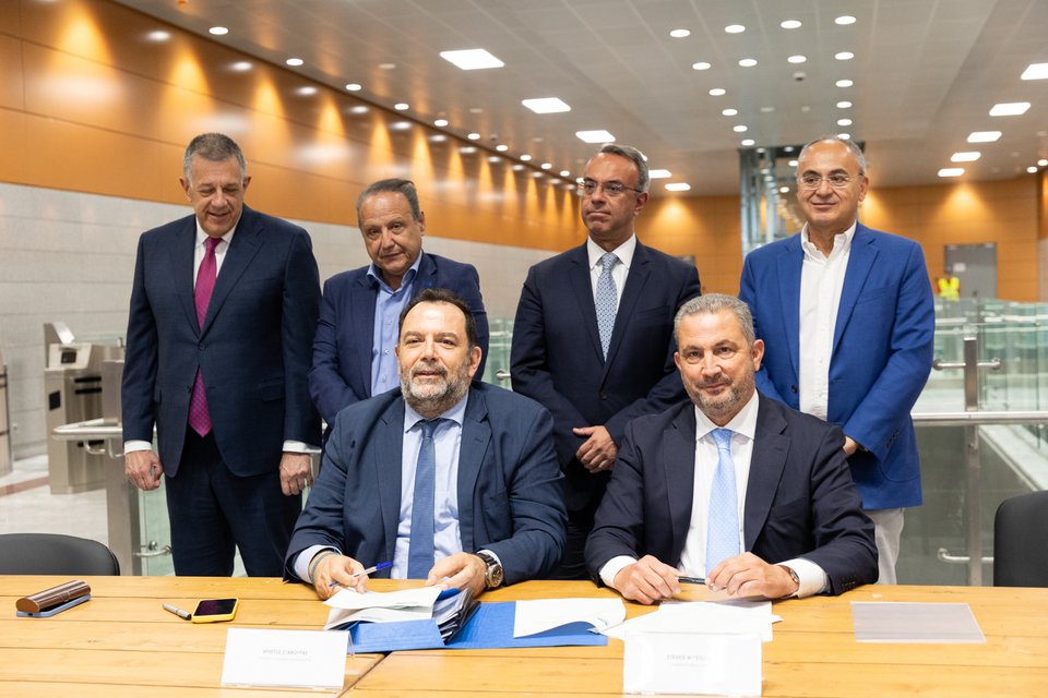Τη σύμβαση υπέγραψαν ο Πρόεδρος του Δ.Σ. και Διευθύνων Σύμβουλος της Άκτωρ, κ. Αλέξανδρος Εξάρχου και ο Αντιπρόεδρος του Δ.Σ. και Διευθύνων Σύμβουλος της Ελληνικό Μετρό, κ. Νικόλαος Κουρέτας.