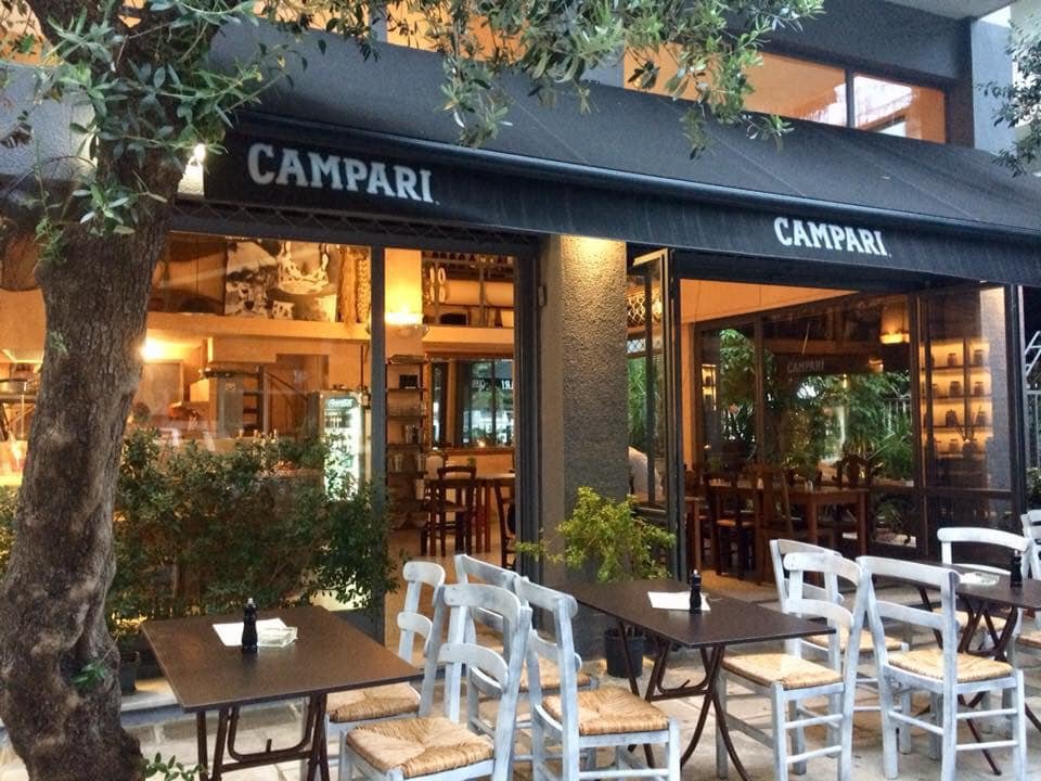 Σε τραπεζάκια στο πεζοδρόμιο αλλά και στη σάλα, στο εσωτερικό, υποδέχεται η τρατορία Santa Lucia τους πελάτες της.