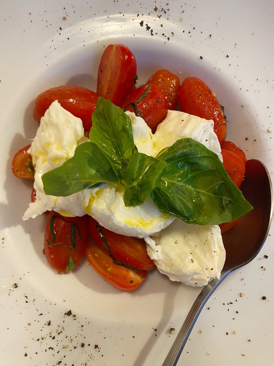 Αυθεντική caprese με mozzarella di bufala.