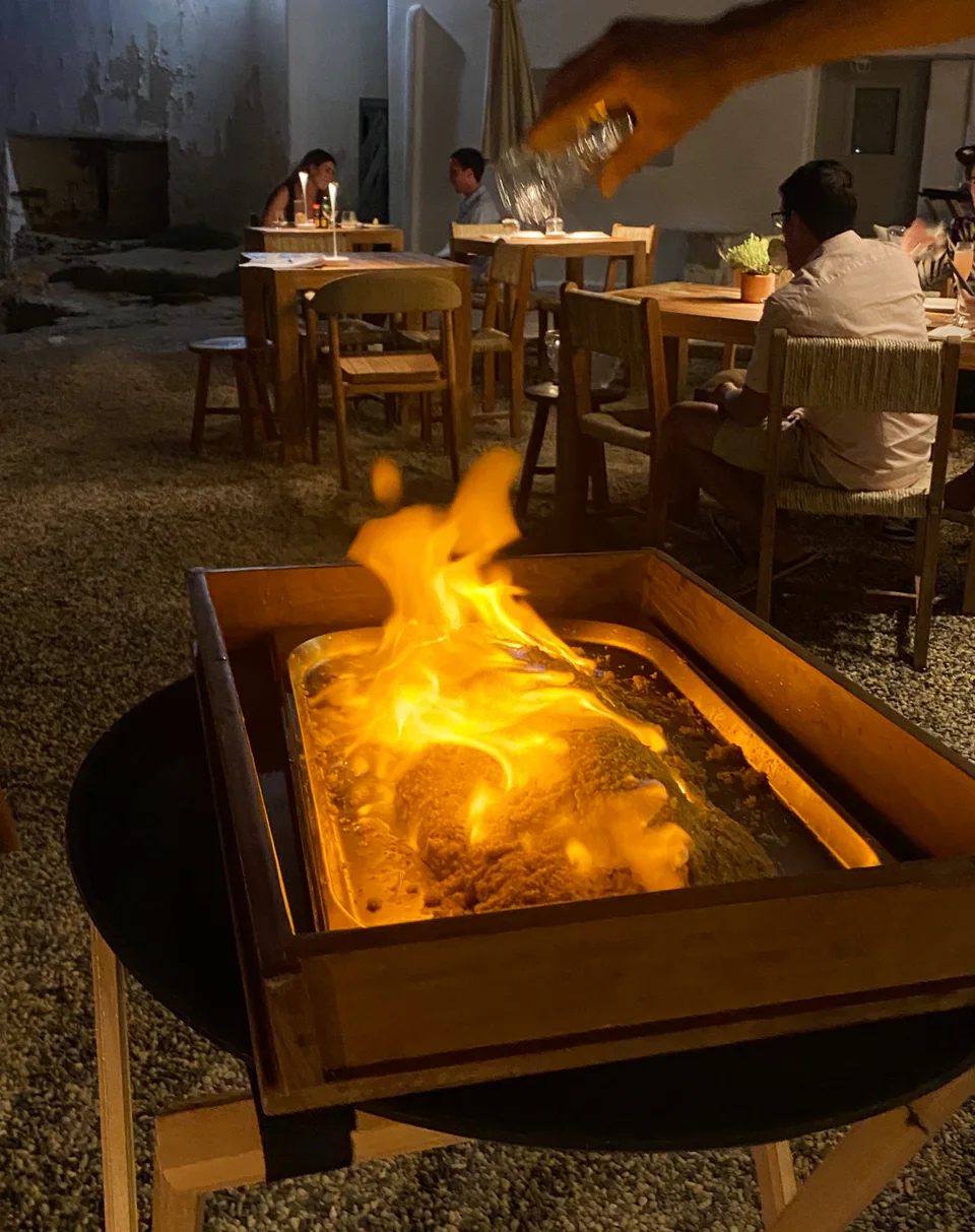 Το ψάρι σε κρούστα αλατιού περιχύνεται με ούζο  / Φωτογραφία: Μάνος Λειβαδάρος/iefimerida