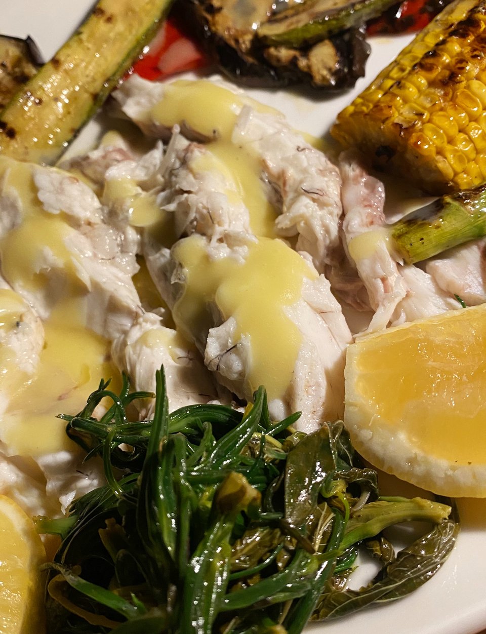 Το ψάρι σερβίρεται τρυφερό και ζουμερό και συνοδεύεται από ψητά λαχανικά / Φωτογραφία: Μάνος Λειβαδάρος/iefimerida