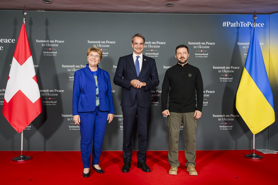 H Eλβετή πρόεδρος με τον Ελληνα πρωθυπουργός και τον Ουκρανό Πρόεδρο