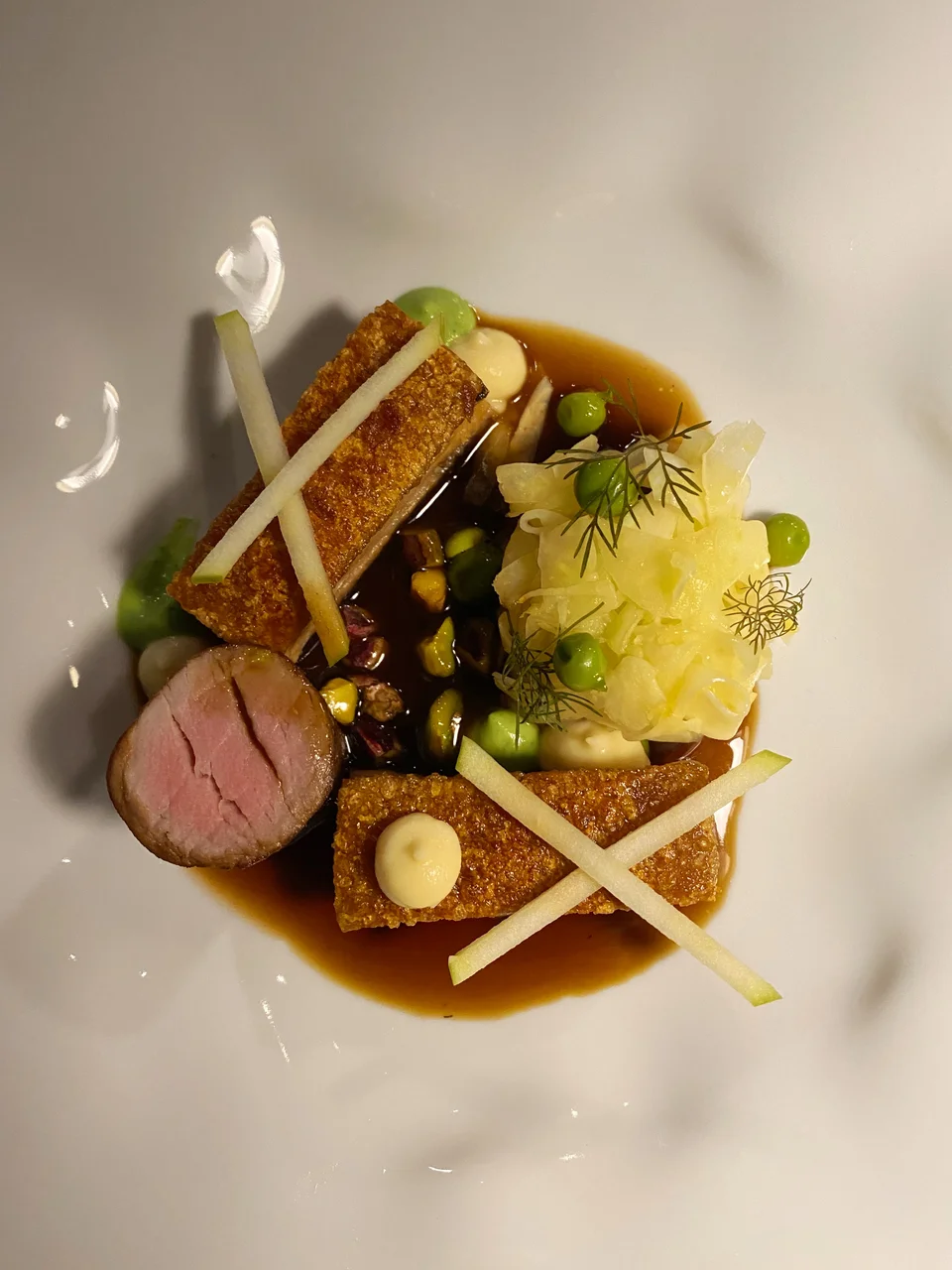 Μαύρος χοίρος Ολύμπου με παστινάκι, πράσινο μήλο, αρακά και φινόκιο