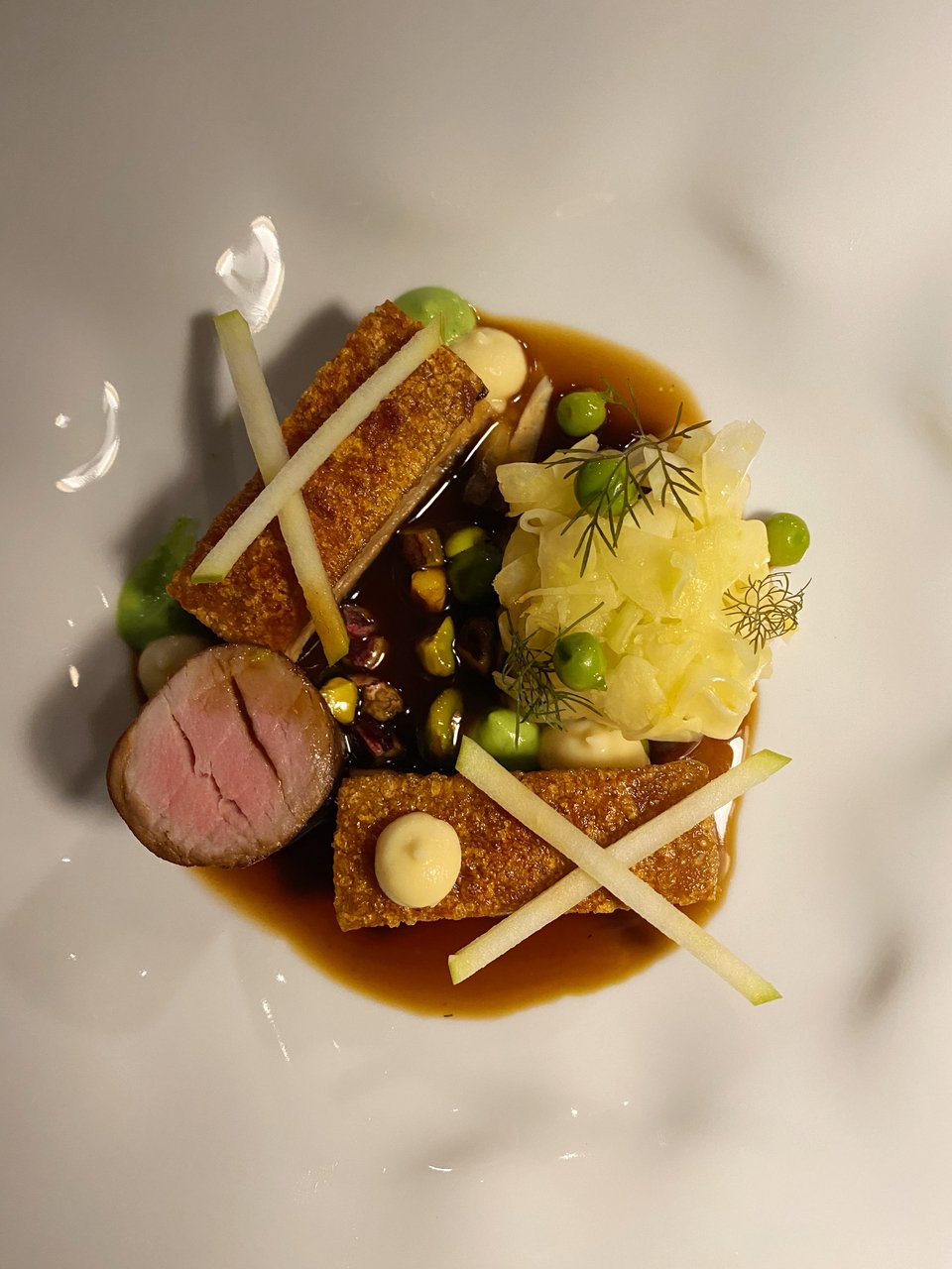 Μαύρος χοίρος Ολύμπου με παστινάκι, πράσινο μήλο, αρακά και φινόκιο