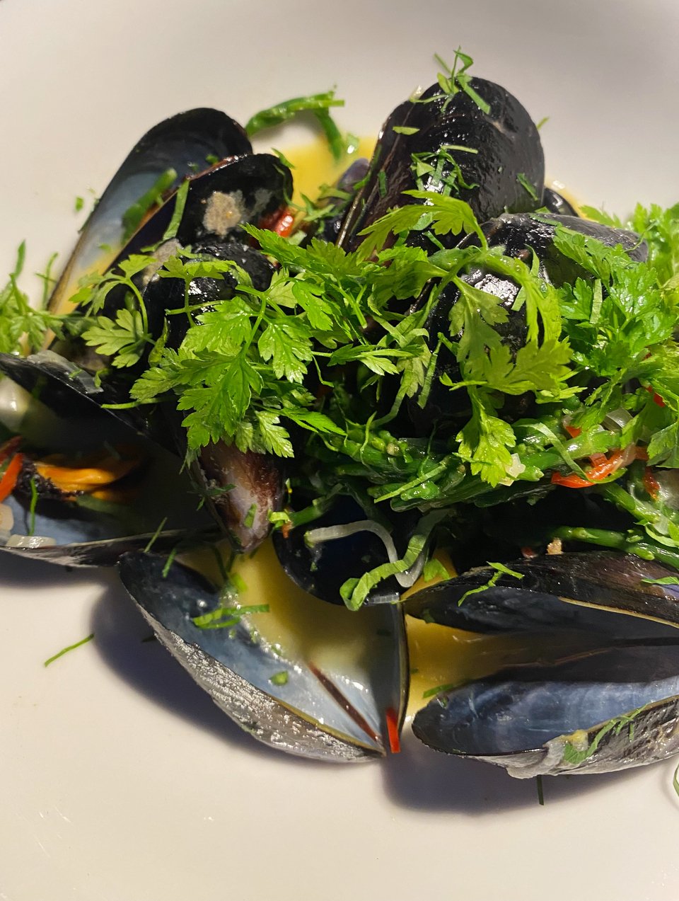 Μύδια με ούζο και μυρώνια  / Φωτογραφία: Μάνος Λειβαδάρος/iefimerida