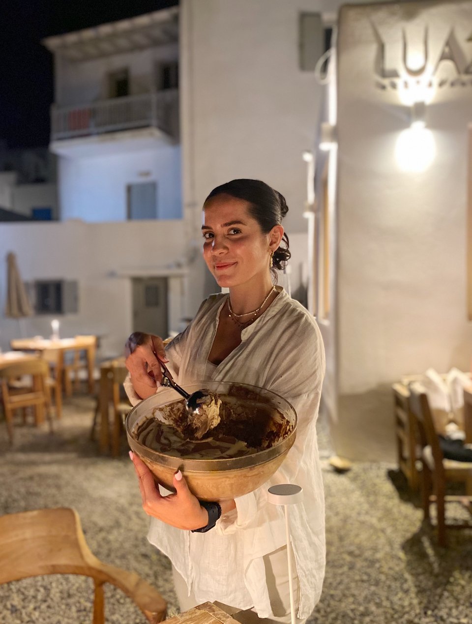 Η Ειρήνη Αγάθου μάς σερβίρει μους σοκολάτας  / Φωτογραφία: Μάνος Λειβαδάρος/iefimerida