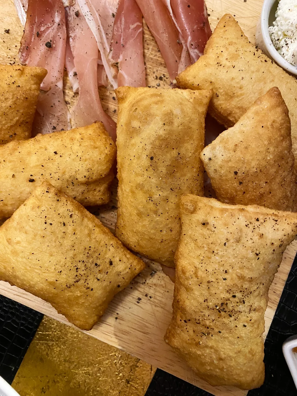 Coccoli di pasta fritta.