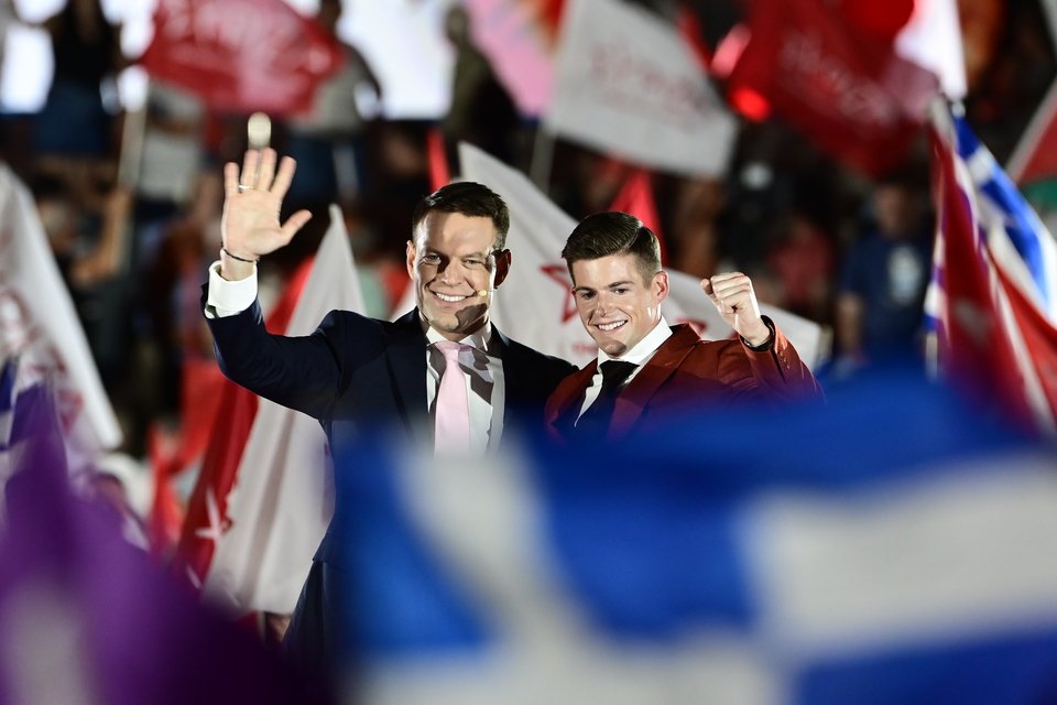 Ο Στέφανος Κασσελάκης ανέβασε τον Τάιλερ στην εξέδρα -Φωτογραφία: ΓΙΩΡΓΟΣ ΚΟΝΤΑΡΙΝΗΣ/EUROKINISSI