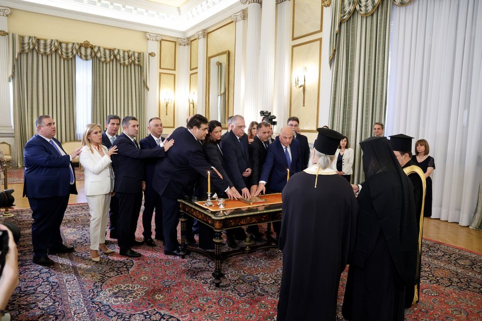 Τα νέα μέλη της κυβέρνησης ορκίζονται