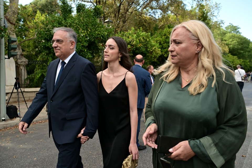 O νέος υπουργός Ανάπτυξης με την οικογένειά του / Φωτογραφία: Eurokinissi