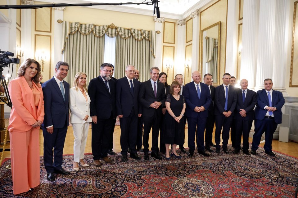 Τα νέα μέλη της κυβέρνησης και όσοι αναλαμβάνουν νέα καθήκοντα με την Πρόεδρο της Δημοκρατίας και τον πρωθυπουργό, αφού ολοκληρώθηκε η τελετή ορκωμοσίας