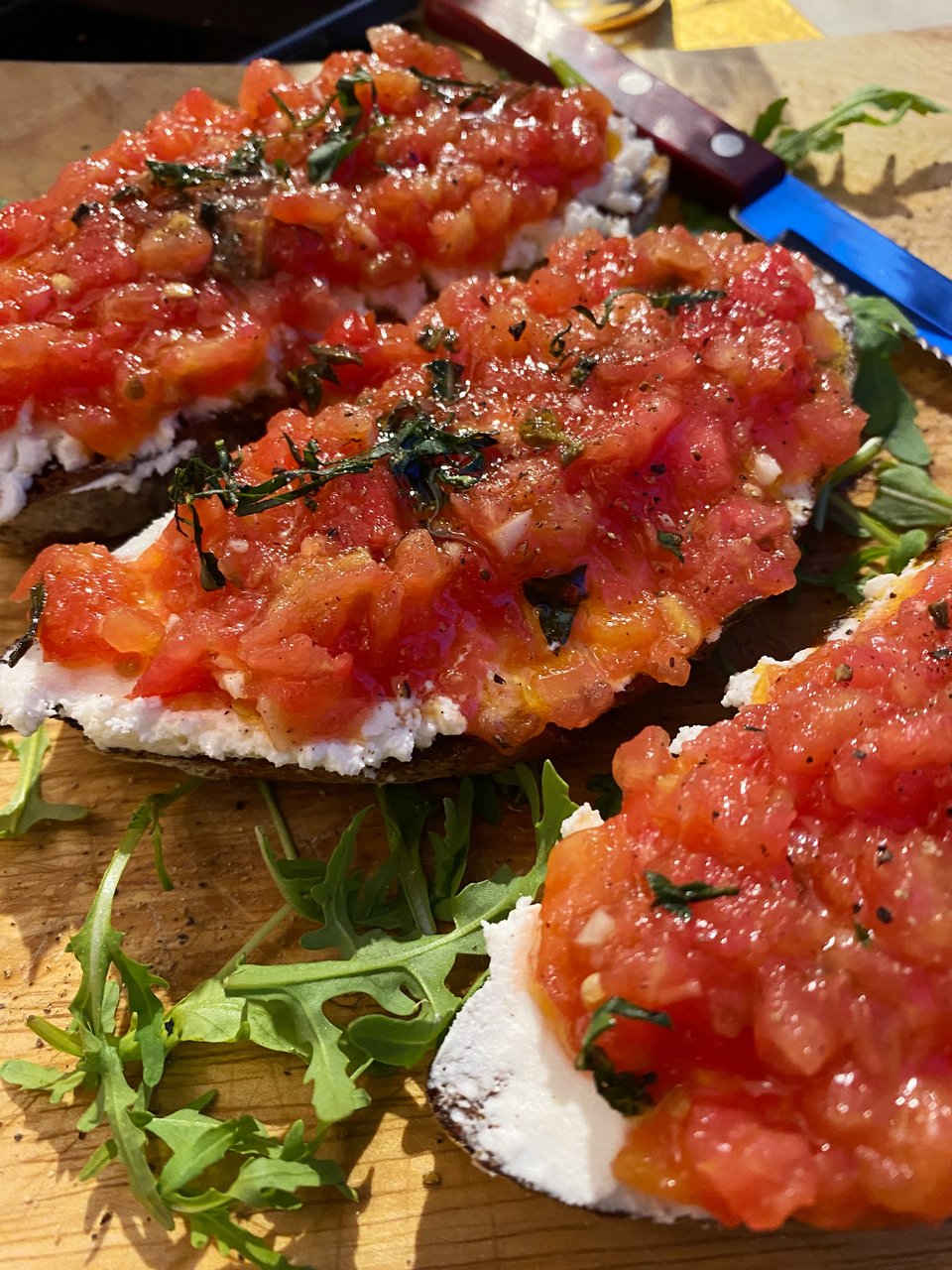 Mπρουσκέτα με τομάτα και φρέσκο πηχτόγαλο.