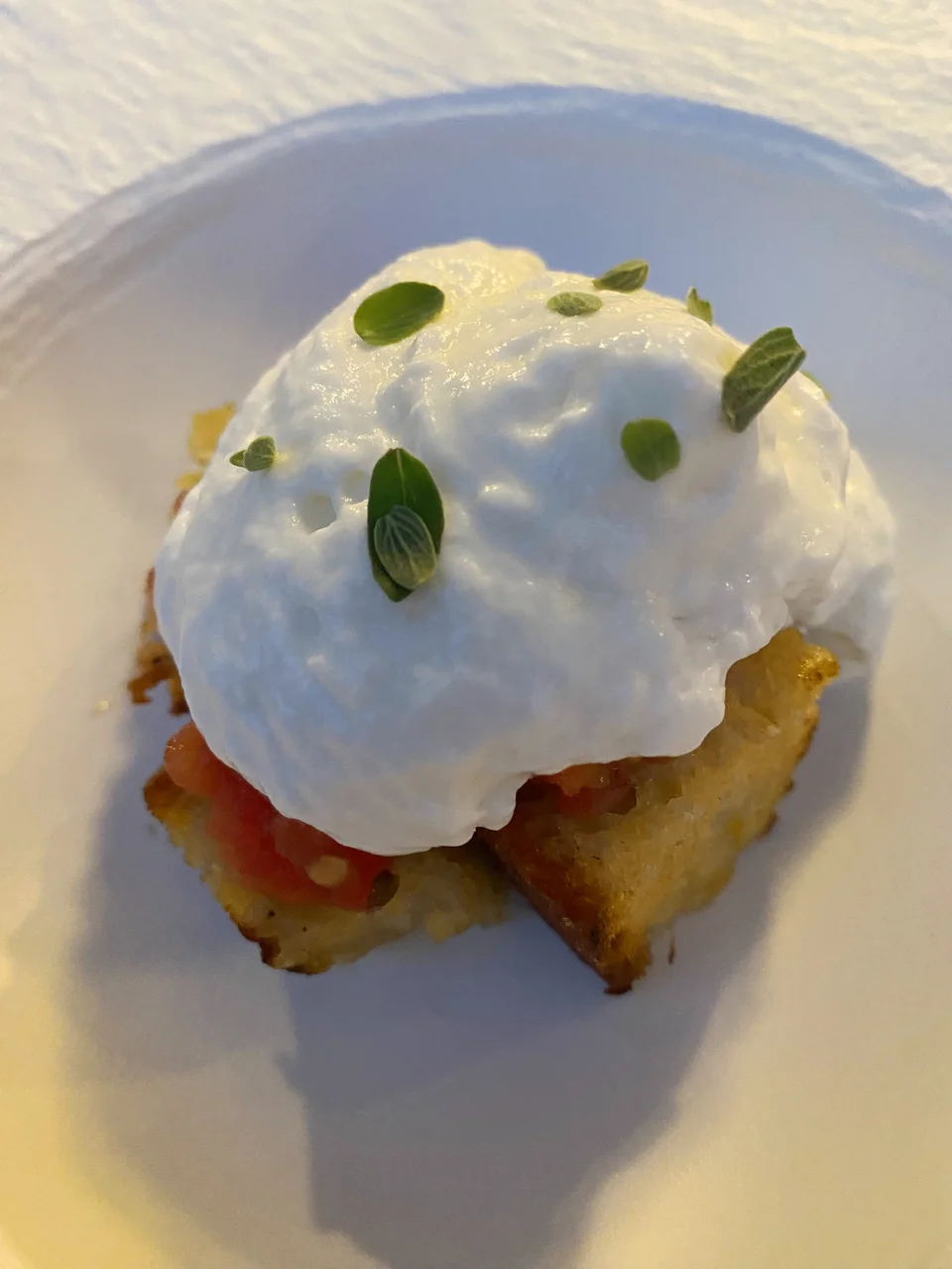 Η ριγανάτα με τριμμένη ντομάτα και αφρό φέτας