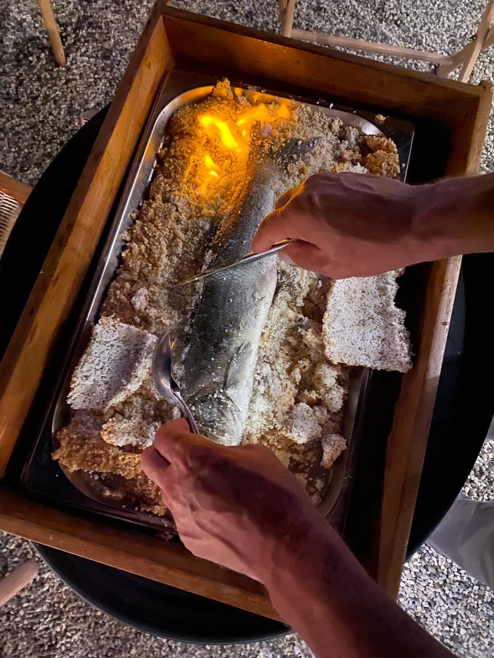 Ένα λαυράκι ημέρας ψημένο μέσα σε κρούστα αλατιού  / Φωτογραφία: Μάνος Λειβαδάρος/iefimerida