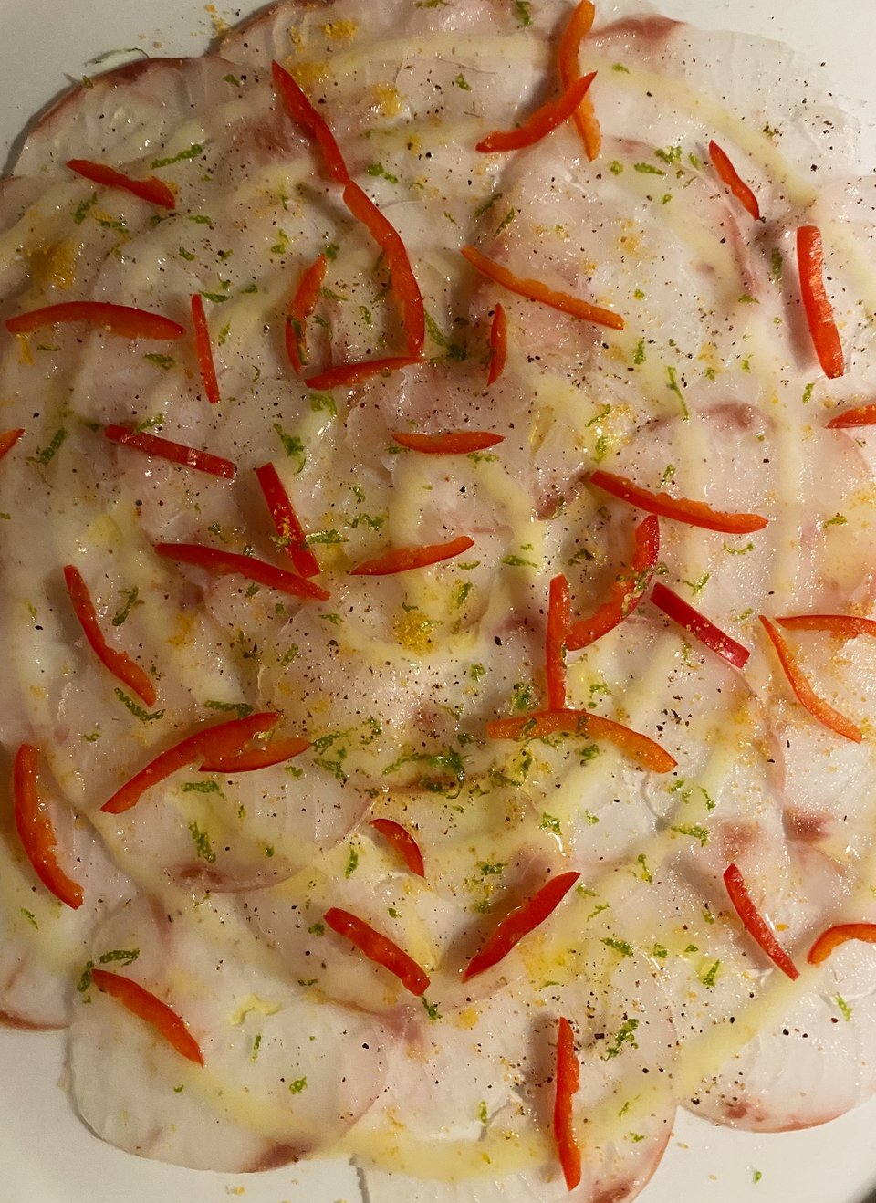 Καρπάτσιο με λαυράκι, τσίλι πιπεριές, λάδι, λεμόνι και αυγοτάραχο / Φωτογραφία: Μάνος Λειβαδάρος/iefimerida