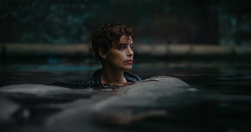 Στιγμιότυπο από την ταινία του Netflix Under Paris, πρόσωπο γυναίκας μέσα στο νερό