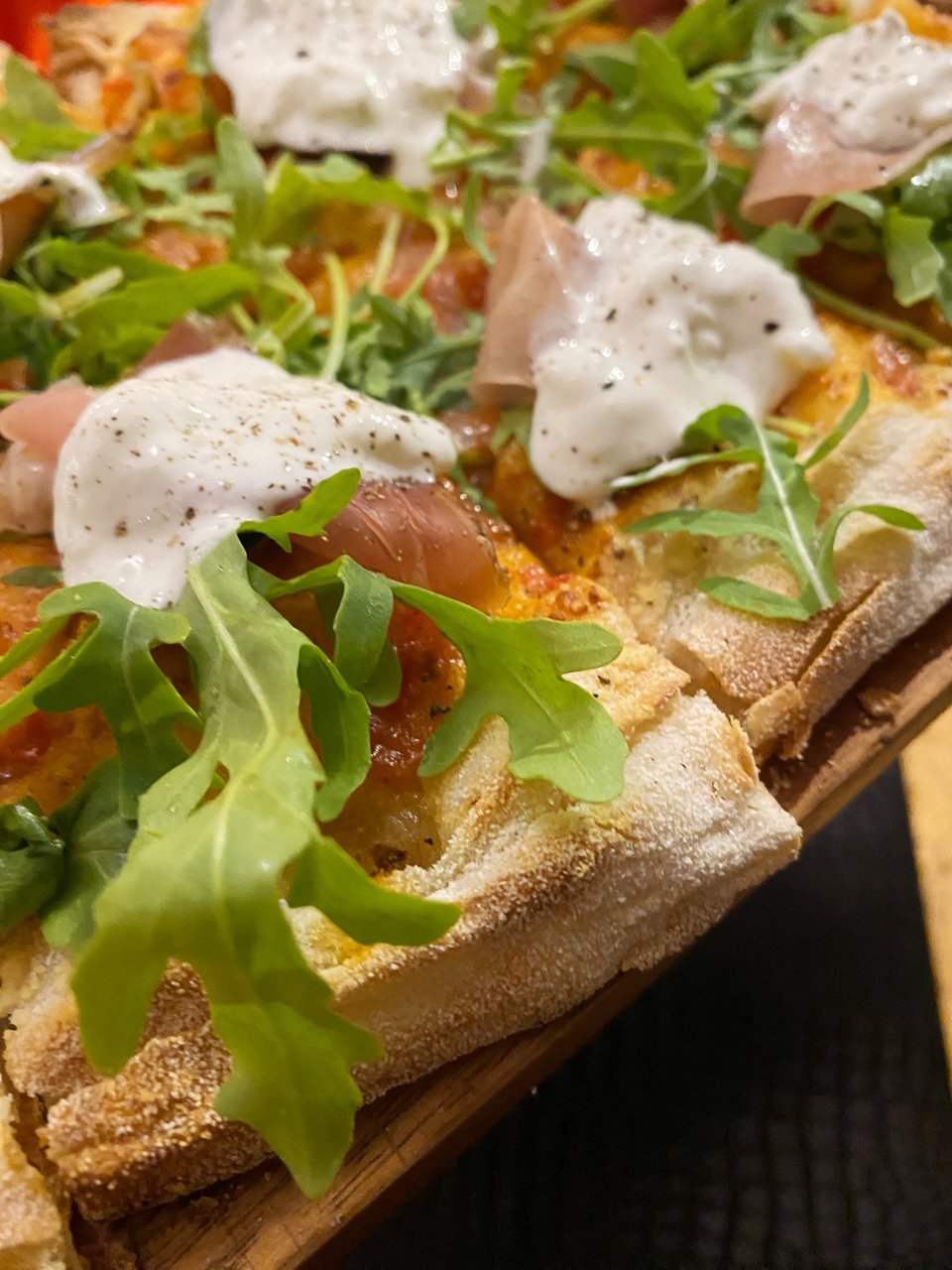 Η pinsa romana της Santa Lucia είναι απίστευτα τραγανή! 